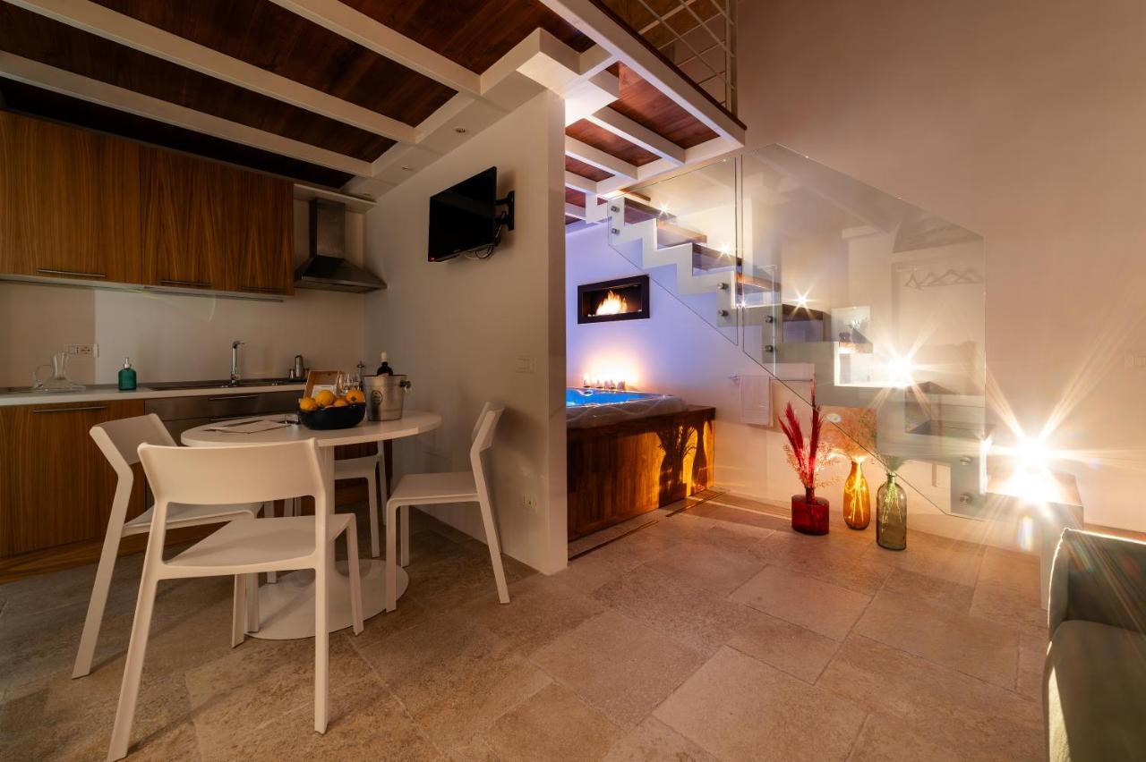 Old Court Luxury Suite&Spa By Monholiday โมโนโปลี ภายนอก รูปภาพ