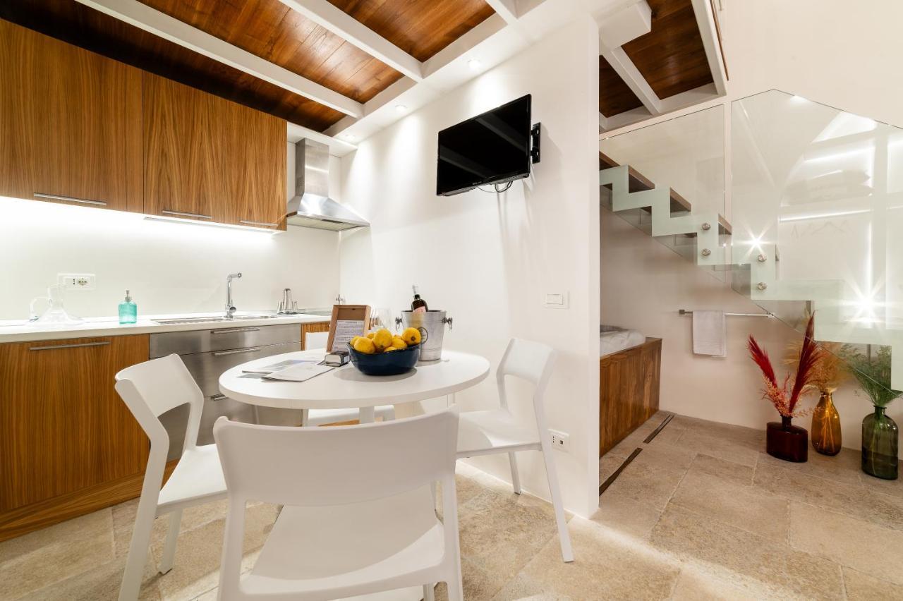 Old Court Luxury Suite&Spa By Monholiday โมโนโปลี ภายนอก รูปภาพ